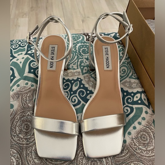 Steve Madden silver luxe heel - Picture 2 of 7